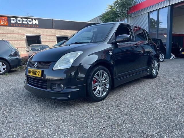 Zwart Gebruikt 2005 Suzuki Swift GLS Hatchback | € 2.695 (Eerlijke prijs) - Afbeelding 1/4