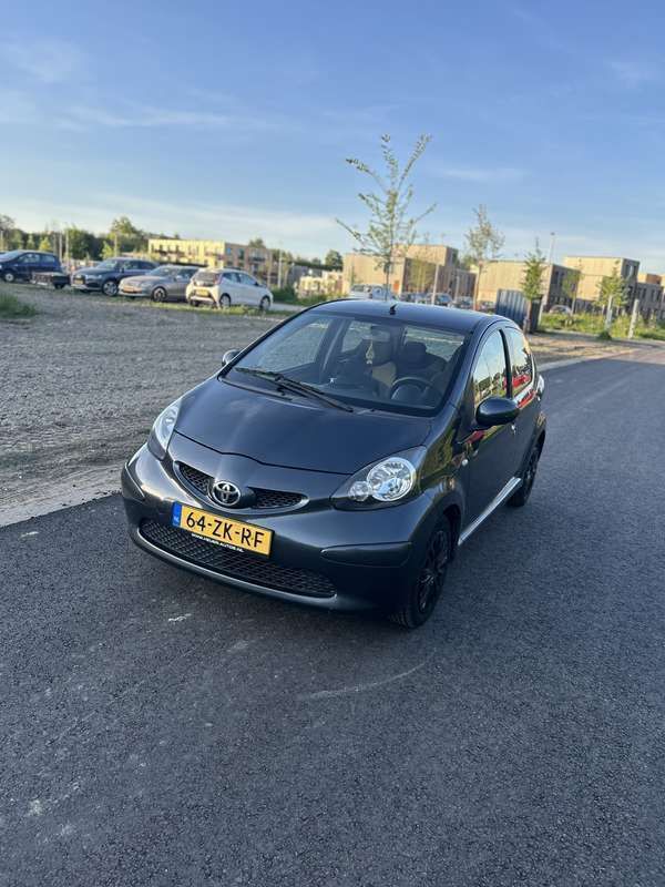 Grijs Gebruikt 2008 Toyota Aygo Hatchback | € 1.700 (Eerlijke prijs) - Afbeelding 1/4