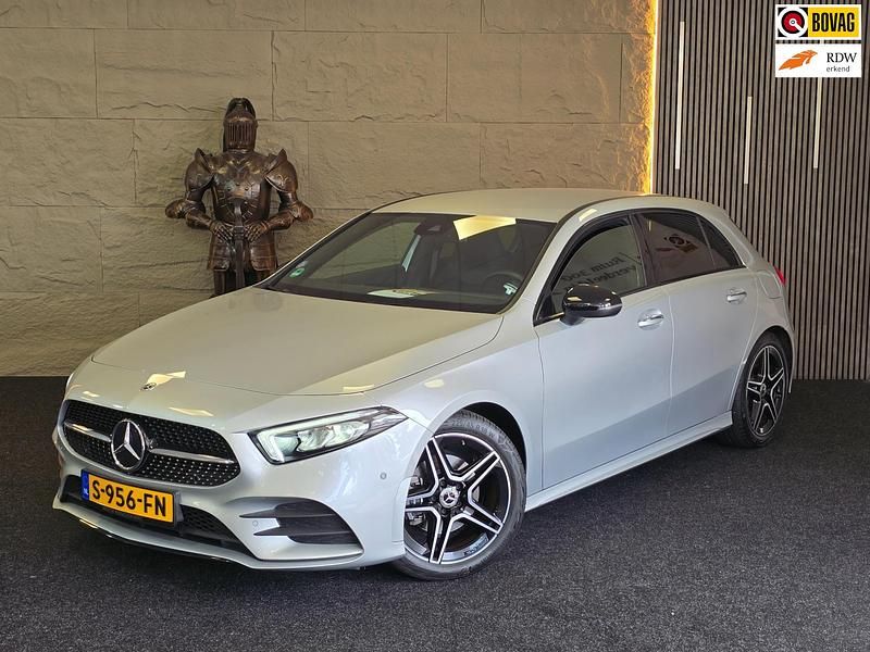 Grijs Gebruikt 2023 Mercedes A180 AMG line Hatchback | € 32.999 (Eerlijke prijs) - Afbeelding 1/4
