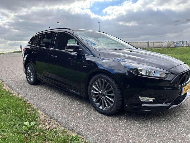 Zwart Gebruikt 2018 Ford Focus ST-Line Stationwagen | € 10.950 (Super prijs) - Afbeelding 1/4