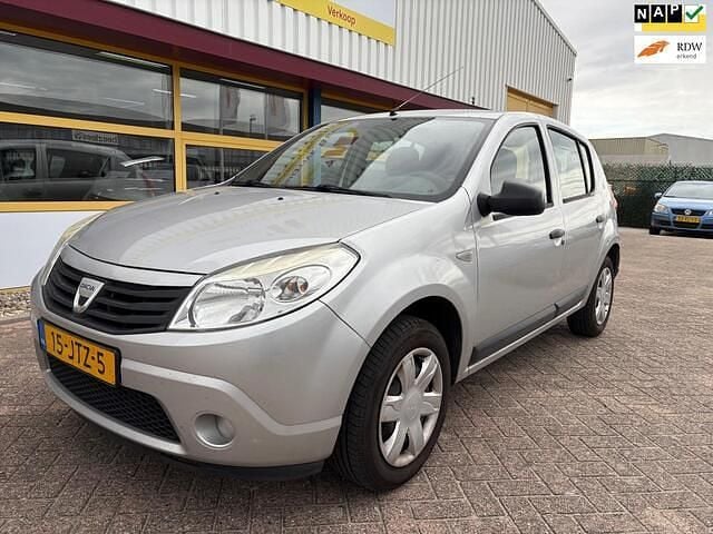 Grijs Gebruikt 2009 Dacia Sandero Ambiance Hatchback | € 1.750 (Eerlijke prijs) - Afbeelding 1/4