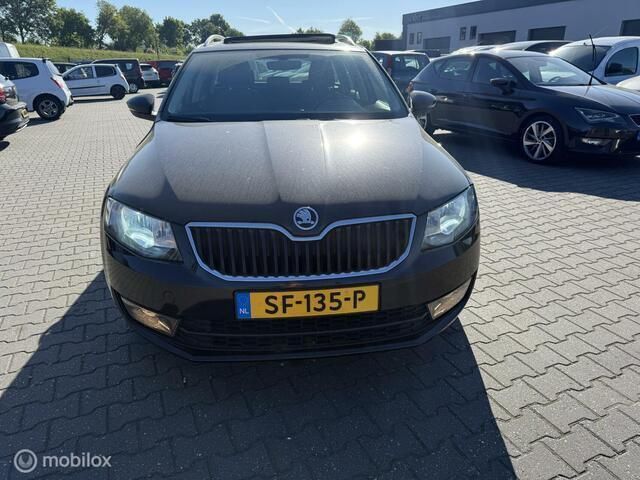 Zwart Gebruikt 2017 Skoda Octavia Business Line Stationwagen | € 7.450 (Iets duurder) - Afbeelding 1/4