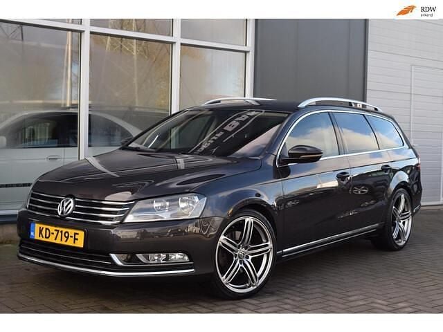 Bruin Occasion 2011 VW Passat Highline Stationwagen | € 5.999 (Eerlijke prijs) - Afbeelding 1/4