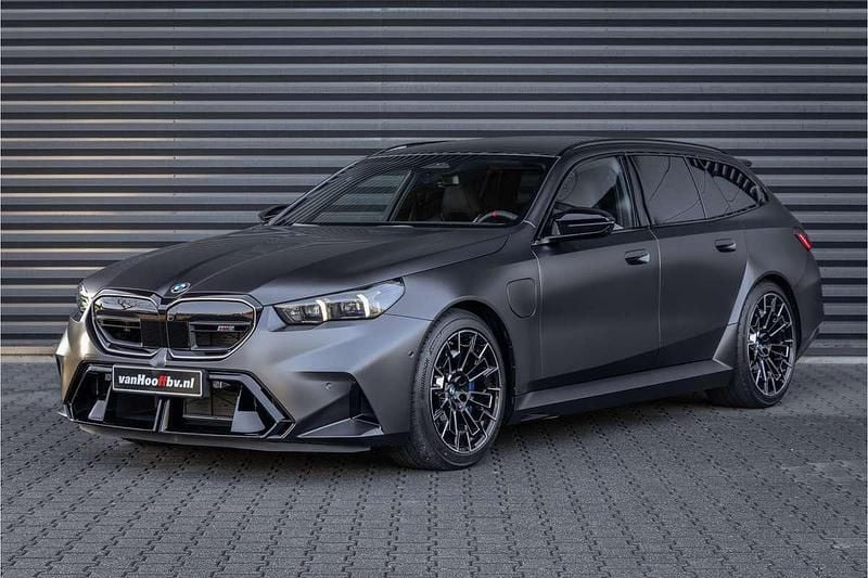 Grijs Nieuw 2025 BMW M5 Comfort Edition Stationwagen | € 147.900 (Super prijs) - Afbeelding 1/4