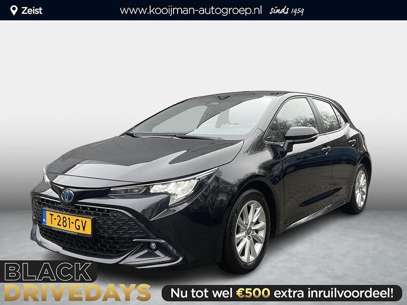 Night sky black (donker zwart) Gebruikt 2023 Toyota Corolla Hybrid Active Hatchback | € 26.400 (Super prijs) - Afbeelding 1/4