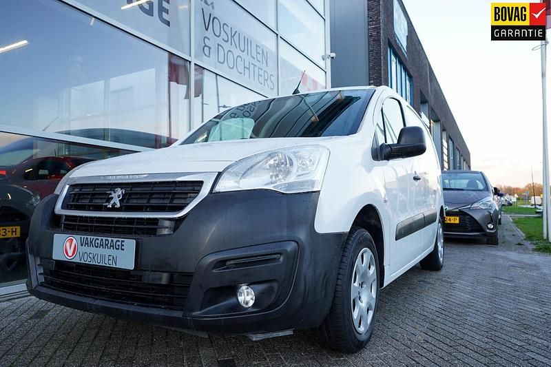 Wit Occasion 2018 Peugeot Partner Premium MPV | € 11.950 (Eerlijke prijs) - Afbeelding 1/4