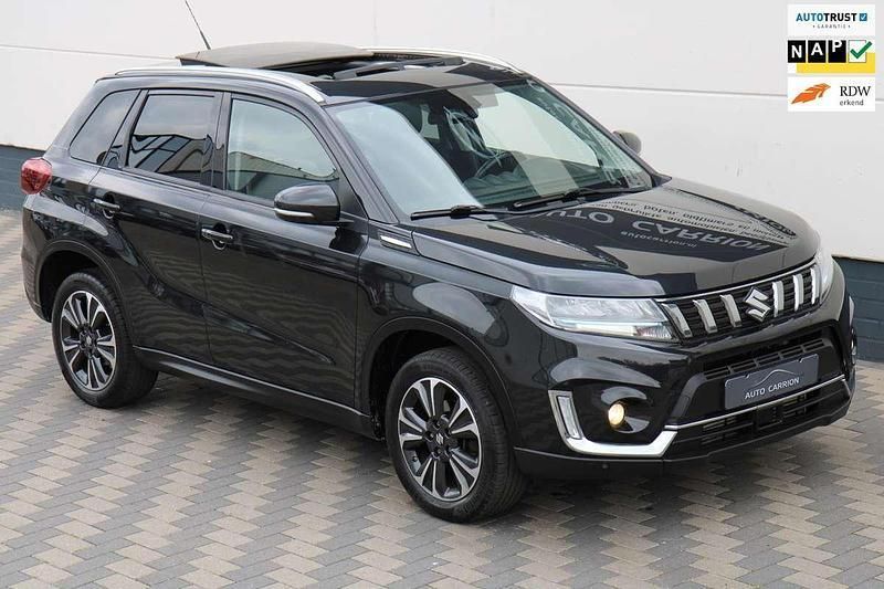 Zwart, metallic lak Gebruikt 2020 Suzuki Vitara Style SUV | € 21.945 (Eerlijke prijs) - Afbeelding 1/4