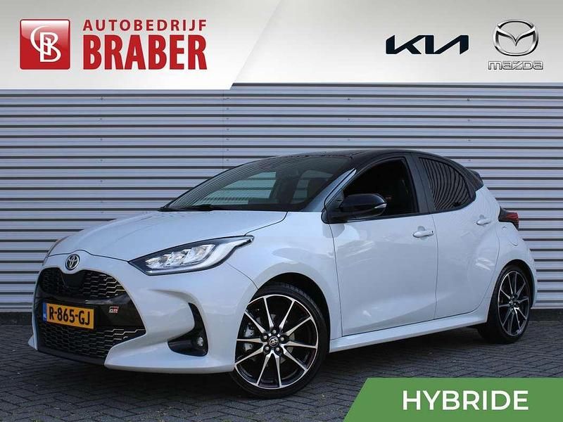 Grijs Gebruikt 2022 Toyota Yaris Hybrid Sport Hatchback | € 24.900 (Goede deal) - Afbeelding 1/4