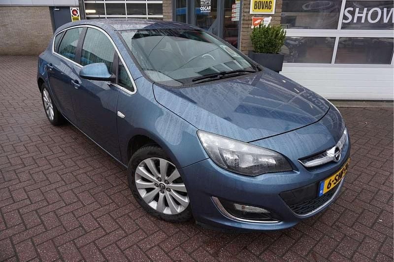 Blauw (metallic) Occasion 2013 Opel Astra Cosmo Hatchback | € 5.945 (Goede deal) - Afbeelding 1/4