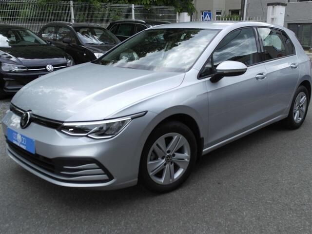 Grijs Gebruikt 2022 VW Golf VIII Life Sedan | € 23.700 (Goede deal) - Afbeelding 1/4