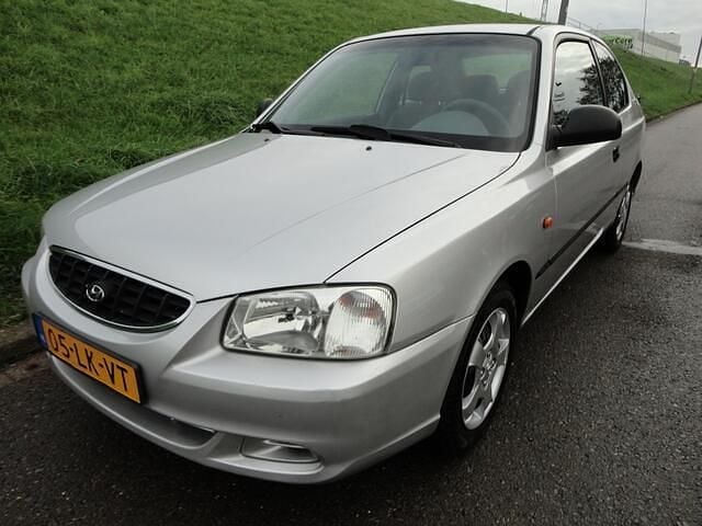 Grijs (metallic) Occasion 2003 Hyundai Accent Hatchback | € 1.850 (Eerlijke prijs) - Afbeelding 1/4