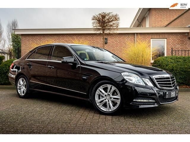 Zwart Gebruikt 2011 Mercedes E200 Avantgarde Sedan | € 15.950 (Eerlijke prijs) - Afbeelding 1/4