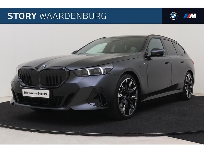 Grijs Gebruikt 2025 BMW 530e M Sport Stationwagen | € 79.950 - Afbeelding 1/4