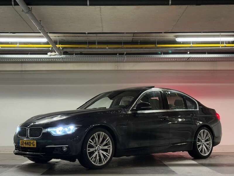 Zwart Gebruikt 2016 BMW 330e M Sport Sedan | € 14.900 (Eerlijke prijs) - Afbeelding 1/4