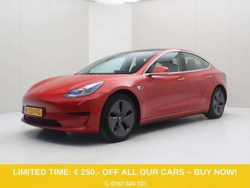 Rood Occasion 2020 Tesla Model 3 Standard Range Sedan | € 21.400 (Eerlijke prijs) - Afbeelding 1/4