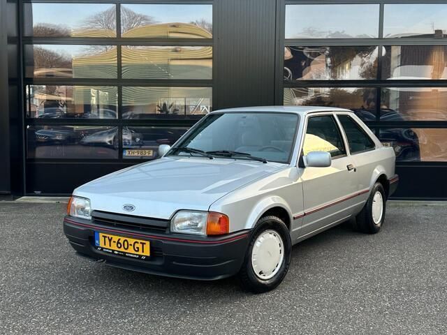 Grijs Gebruikt 1989 Ford Escort Hatchback | € 5.499 - Afbeelding 1/4
