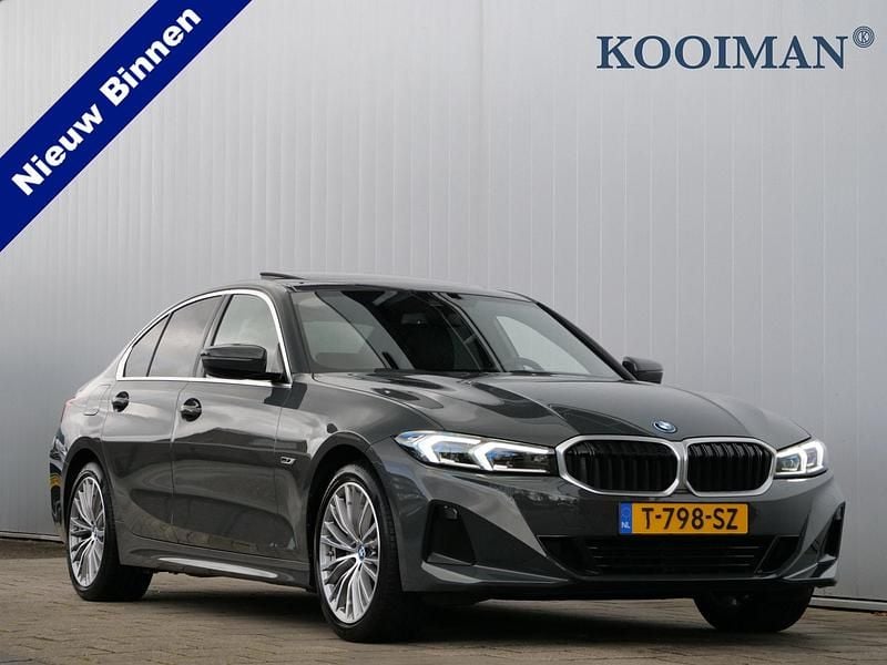 Grijs Gebruikt 2023 BMW 320 Sedan | € 36.450 (Eerlijke prijs) - Afbeelding 1/4
