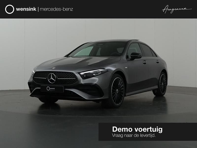 Grijs, metallic lak Gebruikt 2025 Mercedes A250 Business Sedan | € 46.900 (Duur) - Afbeelding 1/4