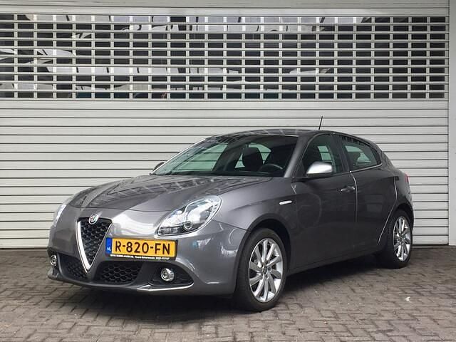 Occasion Alfa Romeo Giulietta Distinctive 120 PK (88 kW) 2017 Grijs Hatchback