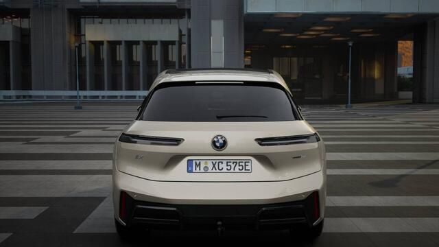 Nieuw BMW iX M Sport 400 kW (544 PK) 2025 Dune grey SUV