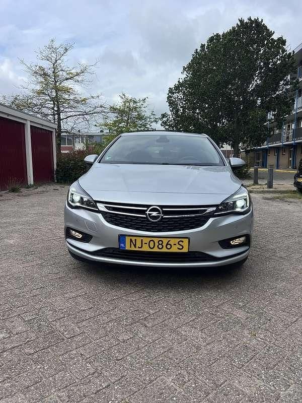 Grijs Gebruikt 2017 Opel Astra Edition Hatchback | € 8.500 (Goede deal) - Afbeelding 1/4