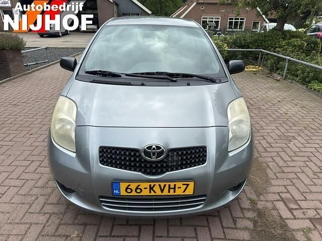 Grijs, metallic lak Gebruikt 2008 Toyota Yaris Hatchback | € 2.950 (Eerlijke prijs) - Afbeelding 1/4