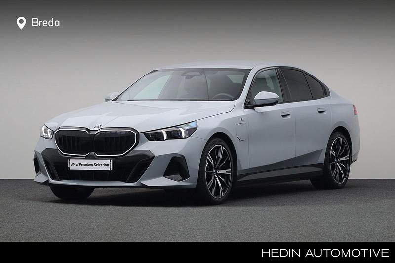 Grijs (metallic) Occasion 2024 BMW 530e M Sport Sedan | € 61.880 (Eerlijke prijs) - Afbeelding 1/4