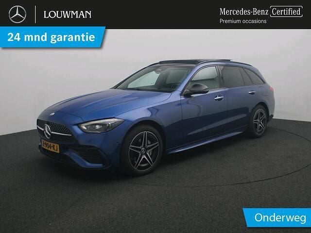 Blauw (metallic) Gebruikt 2024 Mercedes C300 AMG line Stationwagen | € 46.945 (Eerlijke prijs) - Afbeelding 1/4