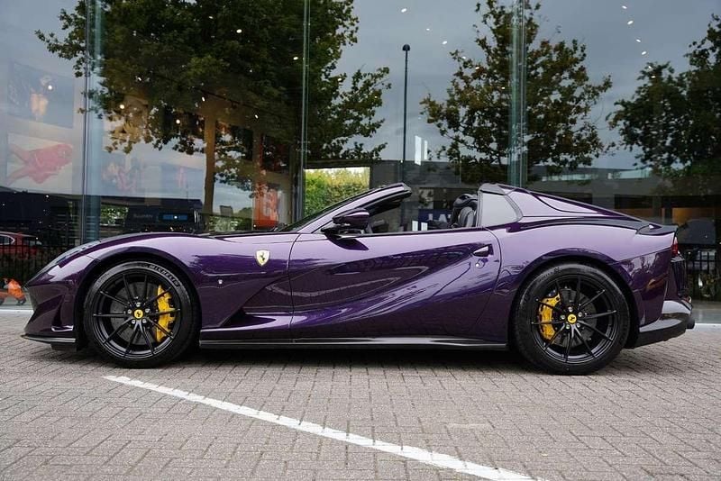 Paars Gebruikt 2023 Ferrari 812 Cabriolet | € 499.888 - Afbeelding 1/4