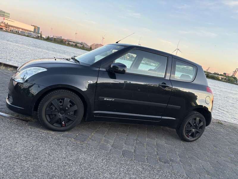 Zwart Gebruikt 2006 Suzuki Swift GLS Hatchback | € 1.450 (Eerlijke prijs) - Afbeelding 1/4