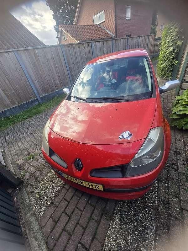 Rood Gebruikt 2006 Renault Clio II Hatchback | € 1.475 (Eerlijke prijs) - Afbeelding 1/4