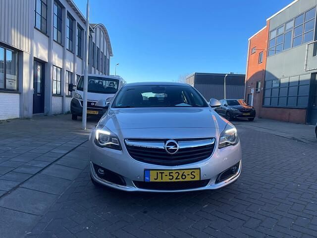 Grijs (metallic) Occasion 2016 Opel Insignia Edition Hatchback | € 5.250 (Goede deal) - Afbeelding 1/4