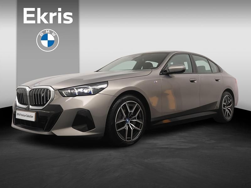 Grijs Occasion 2025 BMW i5 M Sport Sedan | € 56.900 (Super prijs) - Afbeelding 1/4