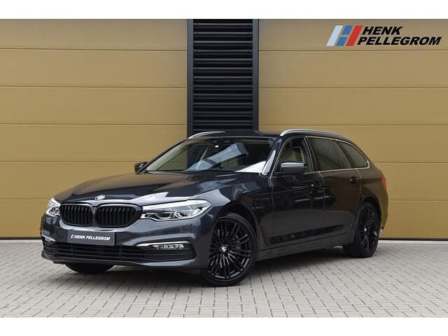 Grijs, metallic lak Gebruikt 2017 BMW 540 Executive Stationwagen | € 29.950 (Eerlijke prijs) - Afbeelding 1/4