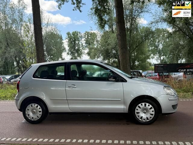 Grijs, metallic lak Gebruikt 2008 VW Polo Hatchback | € 1.799 (Goede deal) - Afbeelding 1/4