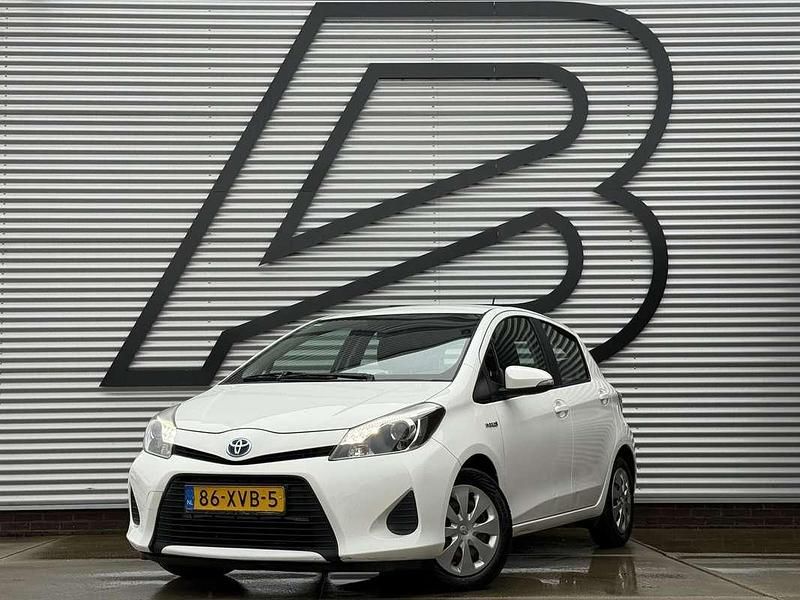 Wit Occasion 2012 Toyota Yaris Hybrid Hatchback | € 7.949 (Eerlijke prijs) - Afbeelding 1/4