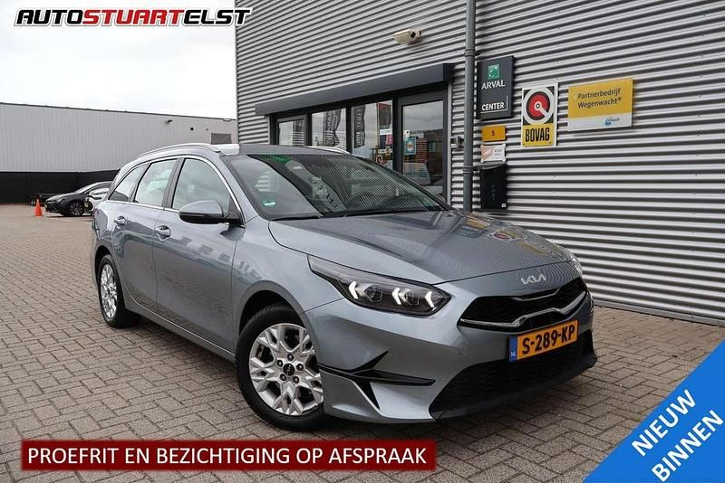 Grijs Gebruikt 2023 Kia Ceed Sportswagon Stationwagen | € 23.840 (Eerlijke prijs) - Afbeelding 1/4