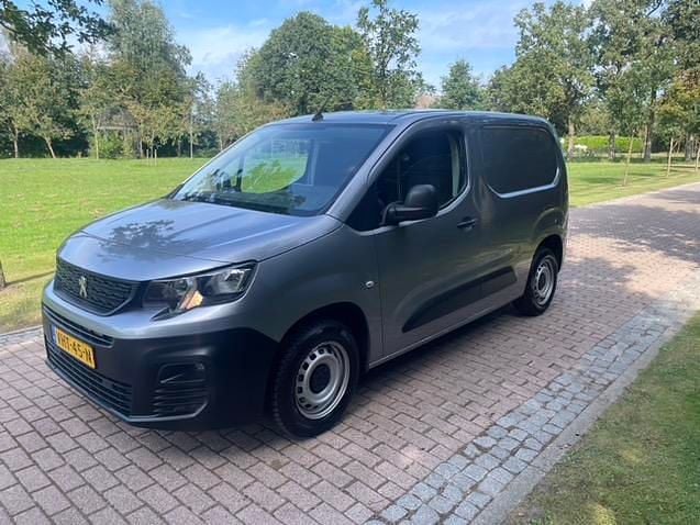 Grijs Gebruikt 2020 Peugeot Partner Premium MPV | € 9.950 (Eerlijke prijs) - Afbeelding 1/4