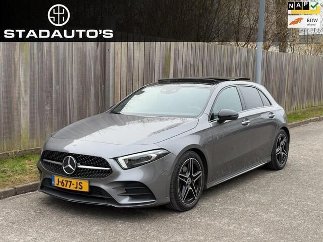 Grijs, metallic lak Gebruikt 2020 Mercedes A180 AMG Hatchback | € 21.999 (Eerlijke prijs) - Afbeelding 1/4