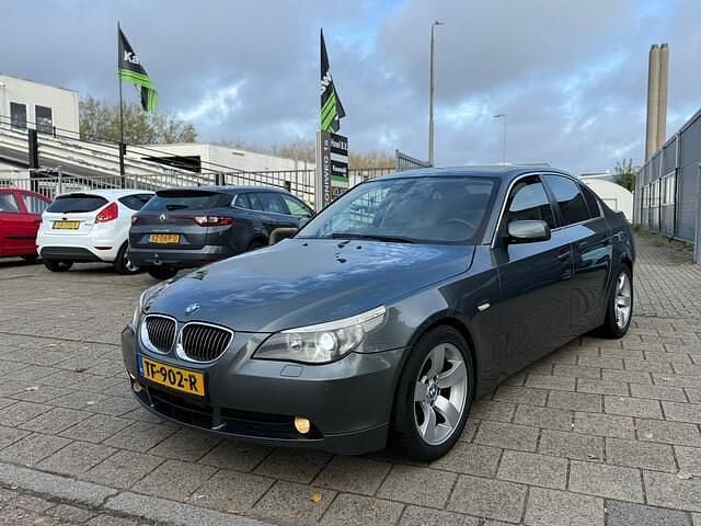 Grijs Gebruikt 2007 BMW 523 Sedan | € 3.249 (Super prijs) - Afbeelding 1/4