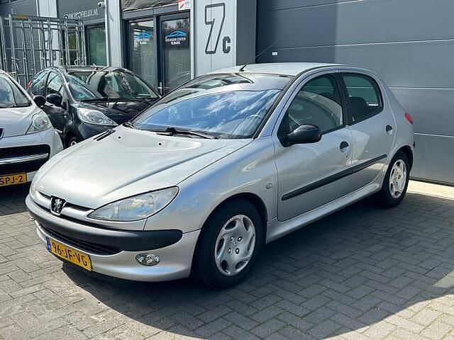Grijs (metallic) Gebruikt 2002 Peugeot 206 Hatchback | € 1.695 (Eerlijke prijs) - Afbeelding 1/4