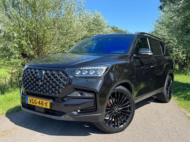 Zwart Gebruikt 2022 Ssangyong (KGM) Rexton Sapphire SUV | € 34.900 - Afbeelding 1/4