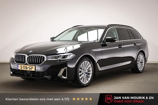 Zwart (metallic) Occasion 2022 BMW 530e Luxury Line Stationwagen | € 29.900 (Super prijs) - Afbeelding 1/4