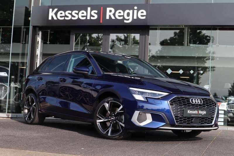 Blauw, metallic lak Gebruikt 2021 Audi A3 Sportback Advanced Hatchback | € 29.950 - Afbeelding 1/4