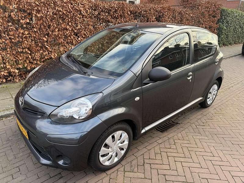 Grijs Occasion 2012 Toyota Aygo Comfort Hatchback | € 3.850 (Goede deal) - Afbeelding 1/4