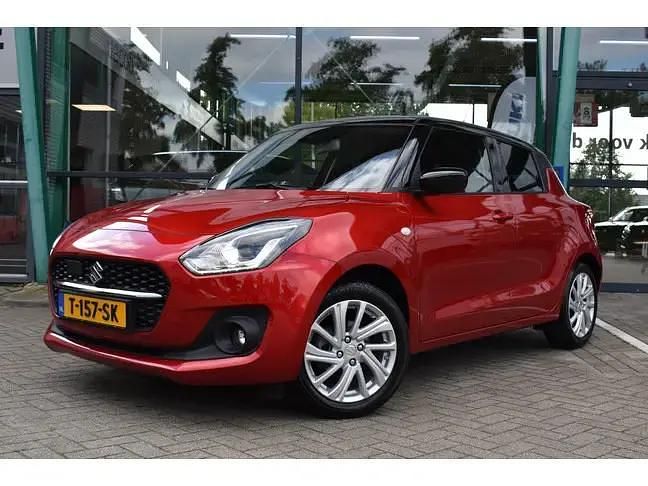 Rood Gebruikt 2023 Suzuki Swift Hatchback | € 17.850 (Eerlijke prijs) - Afbeelding 1/4