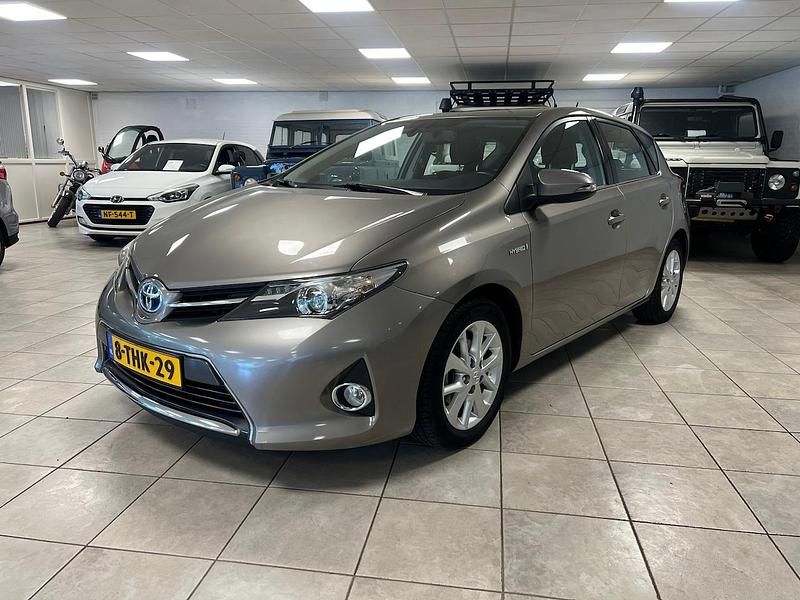 Bruin (metallic) Gebruikt 2014 Toyota Auris Hybrid Hatchback | € 12.950 (Goede deal) - Afbeelding 1/4