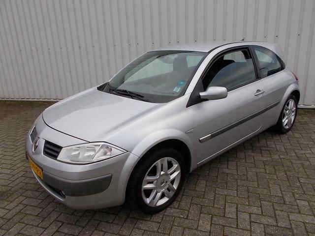 Zilver Gebruikt 2005 Renault Mégane II Luxe Hatchback | € 1.650 (Eerlijke prijs) - Afbeelding 1/4