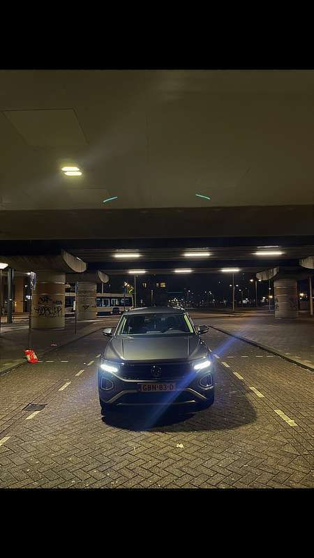 Grijs Gebruikt 2023 VW T-Roc Life SUV | € 21.600 (Super prijs) - Afbeelding 1/4