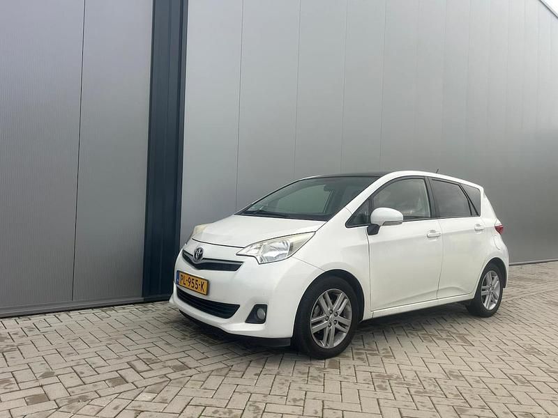 Grijs (metallic) Gebruikt 2013 Toyota Verso-S Stationwagen | € 5.950 (Super prijs) - Afbeelding 1/4